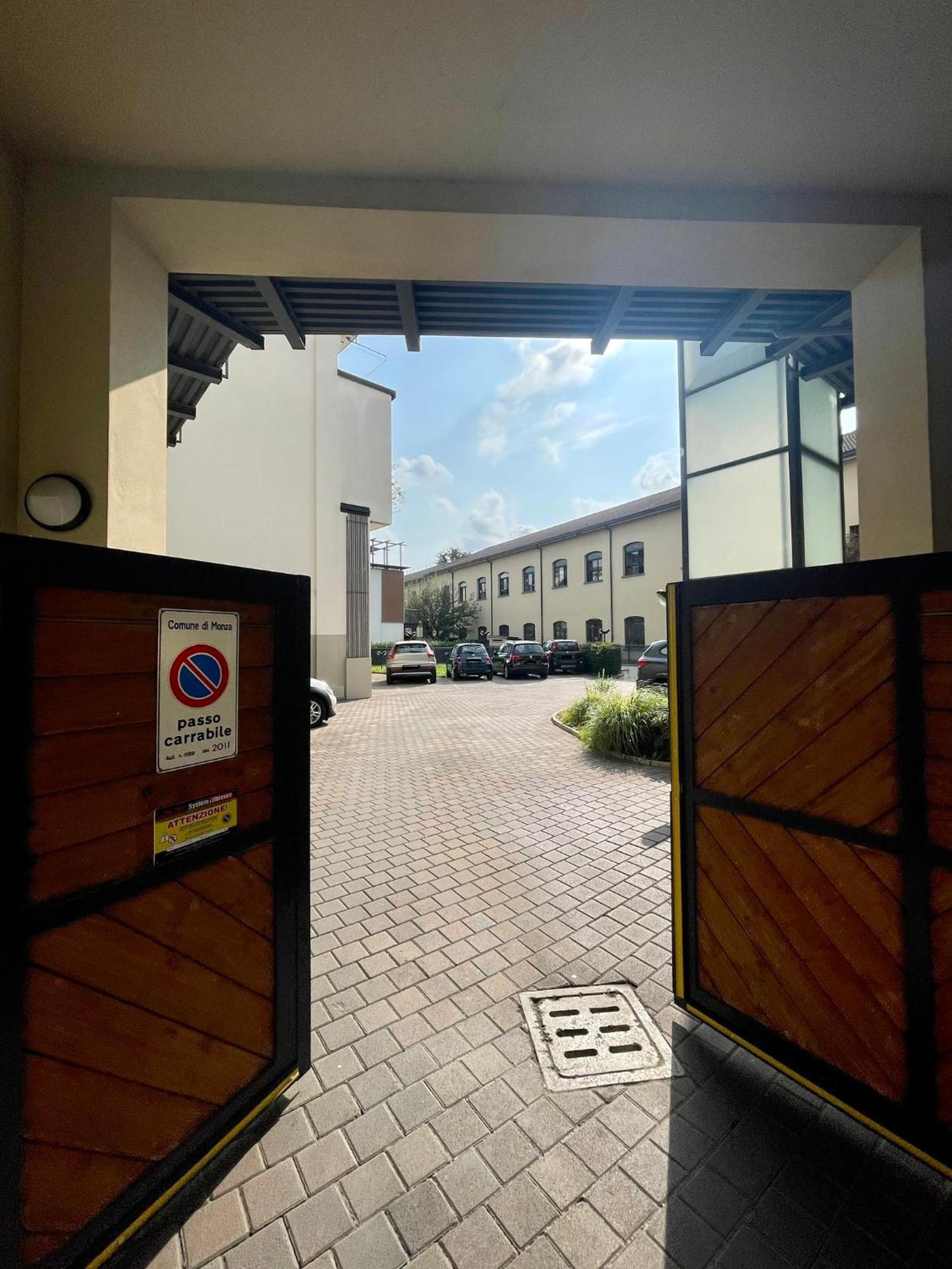 Luxury Four-Room Apartment In Monza Centro - 2 Min Walk To Train Station Εξωτερικό φωτογραφία
